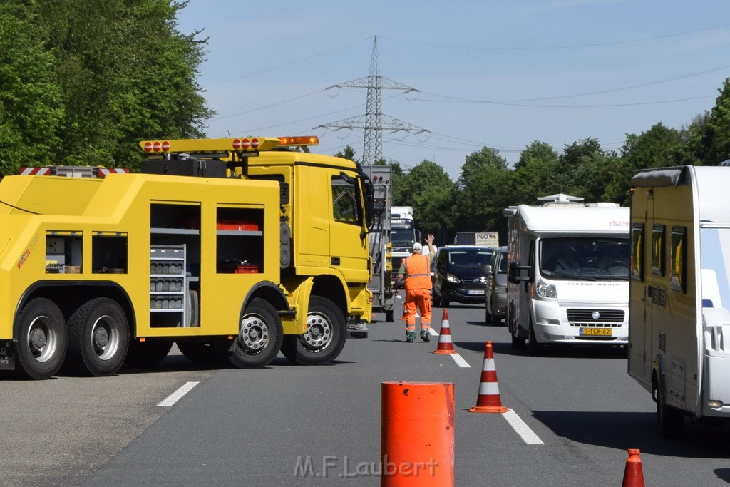 LKW in Boeschung A 3 Rich Frankfurt Hoehe Roesrath Lohmar P221.JPG - Miklos Laubert